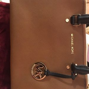 Michael kors like new crossbody